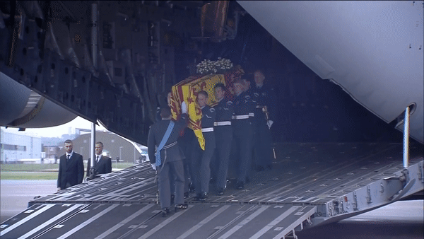 13일(현지시간) 영국 공군기 보잉 C-17A 글로브마스터기가 오후 7시께 런던 노솔트 군공항에 착륙한 뒤 군인들이 엘리자베스2세 여왕의 관을 어깨에 메고 조심스럽게 내리고 있다. [로열패밀리 유튜브채널]