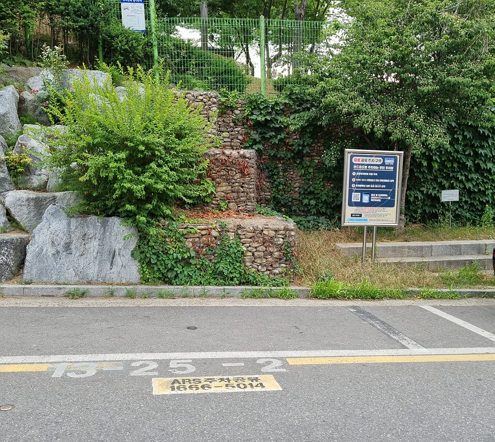 바닥에 IoT센서가 설치된 공유주차면 모습. [양천구 제공]