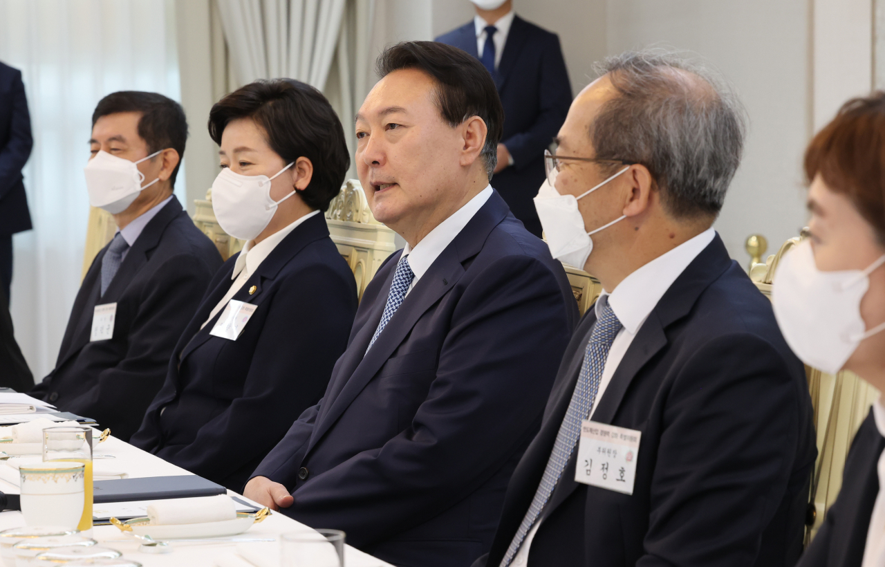 윤석열 대통령이 14일 서울 용산 대통령실에서 열린 국민의힘 반도체산업경쟁력강화특위 오찬에서 발언을 하고 있다. [연합]