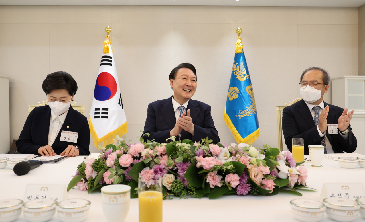 윤석열 대통령이 14일 서울 용산 대통령실에서 열린 국민의힘 반도체산업경쟁력강화특위 오찬에서 발언을 한 뒤 박수를 치고 있다. [연합]