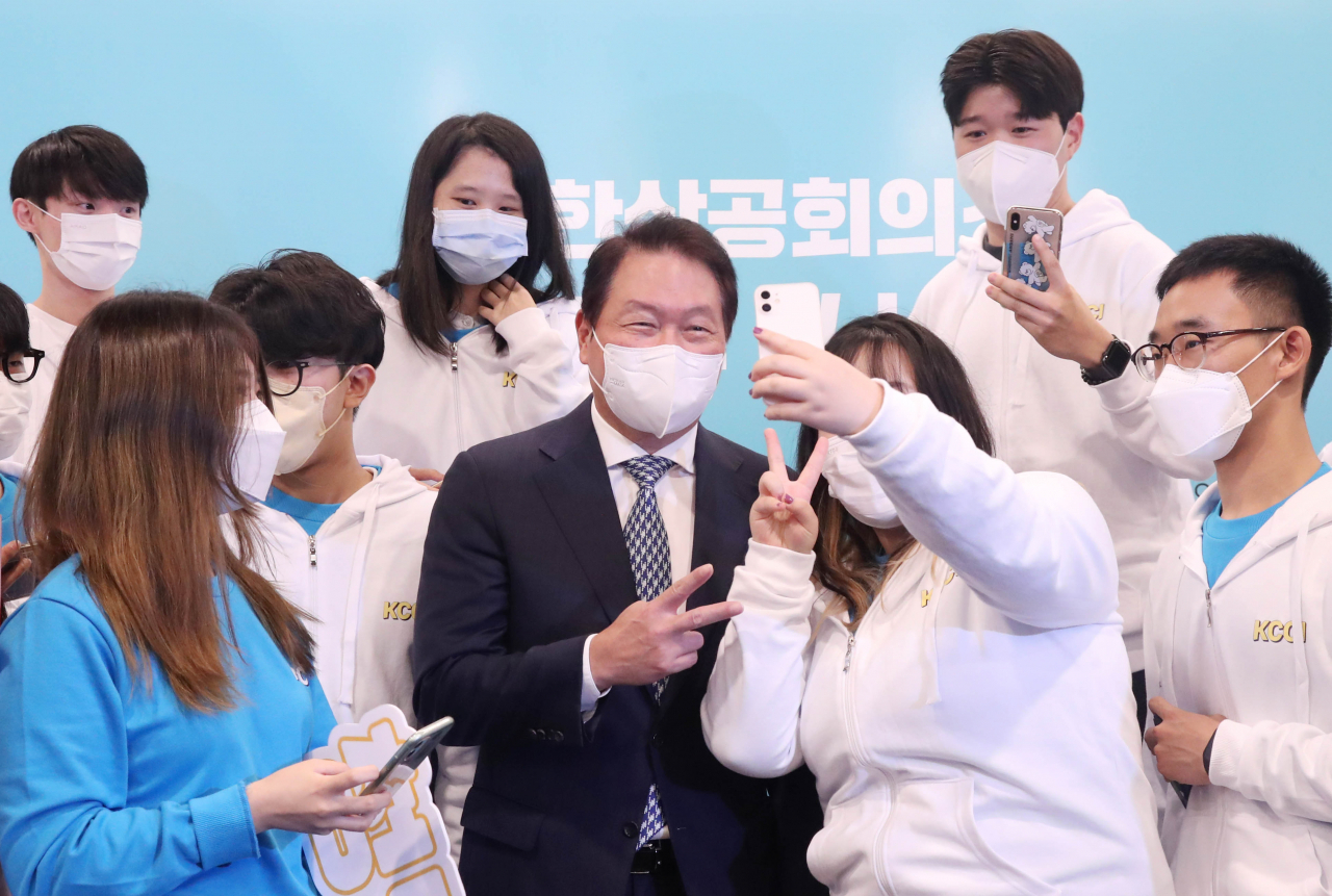 최태원(가운데) 대한상공회의소 회장이 14일 서울 중구 대한상의에서 진행된 ‘대한상공회의소 청년 서포터즈 발대식’에서 참가 서포터즈들과 기념촬영을 하고 있다. [대한상공회의소 제공]