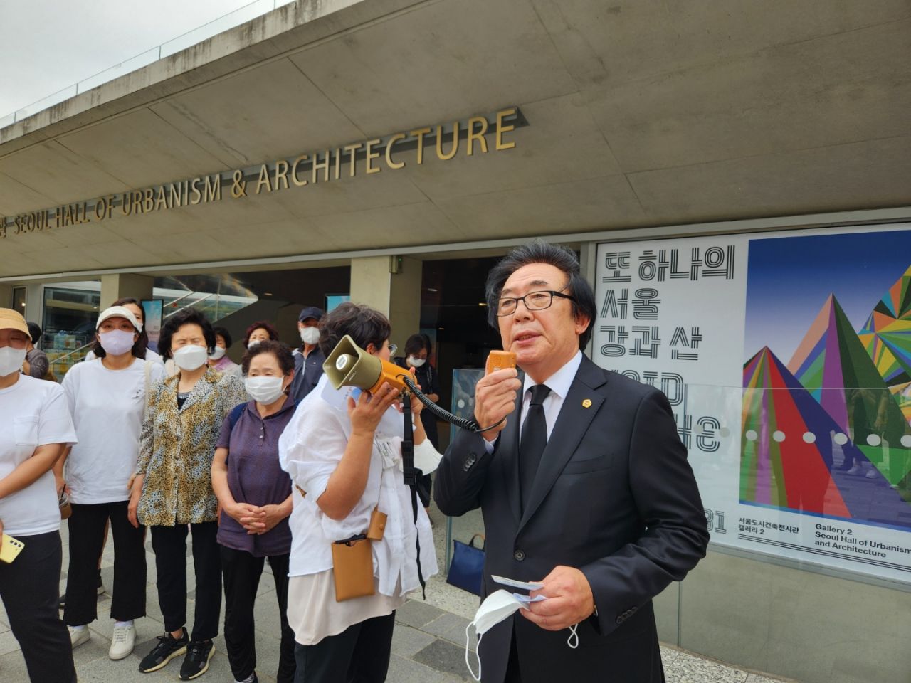 14일 서울 중구 서울시의회 본관 앞에서 열린 마포구 광역자원회수시설 신설 반대 집회에서 김기덕 서울시의원이 발언하고 있다. 이영기 기자.