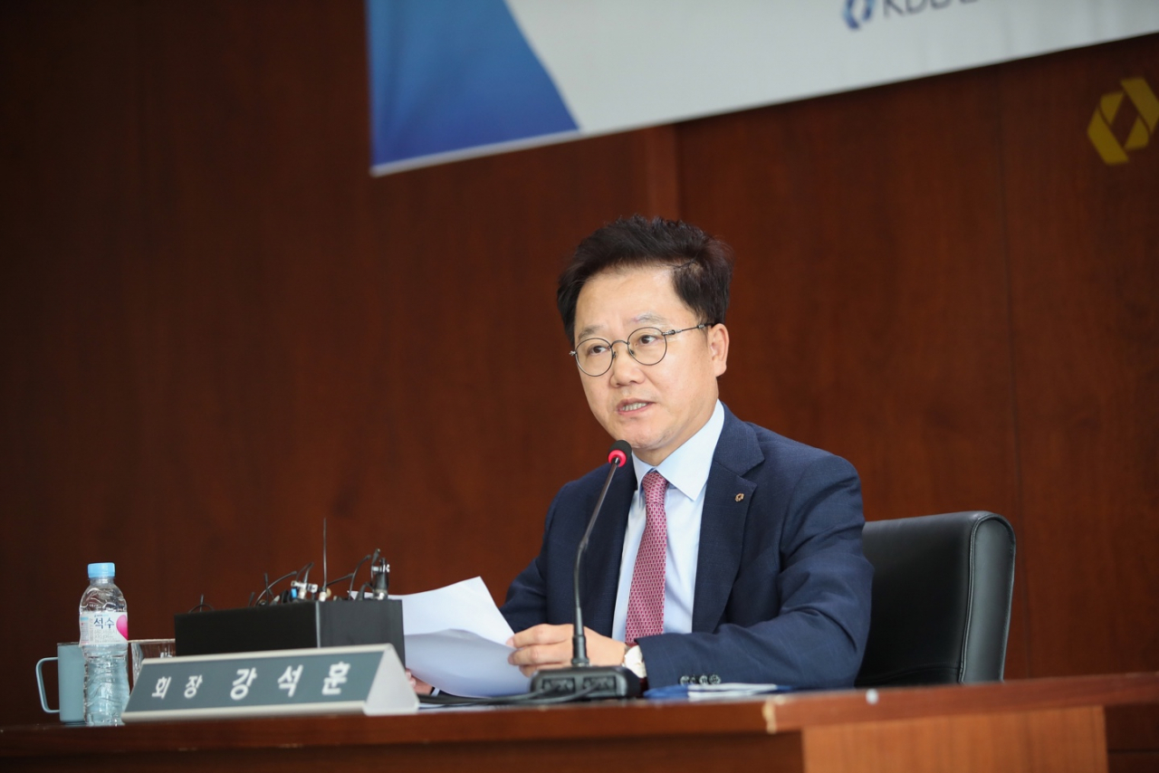 강석훈 KDB산업은행 회장이 14일 서울 여의도 산업은행 본점에서 취임 100일 기자간담회를 열고, 반도체 산업에 향후 5년간 30조원을 지원하겠다고 밝혔다. [산업은행 제공]