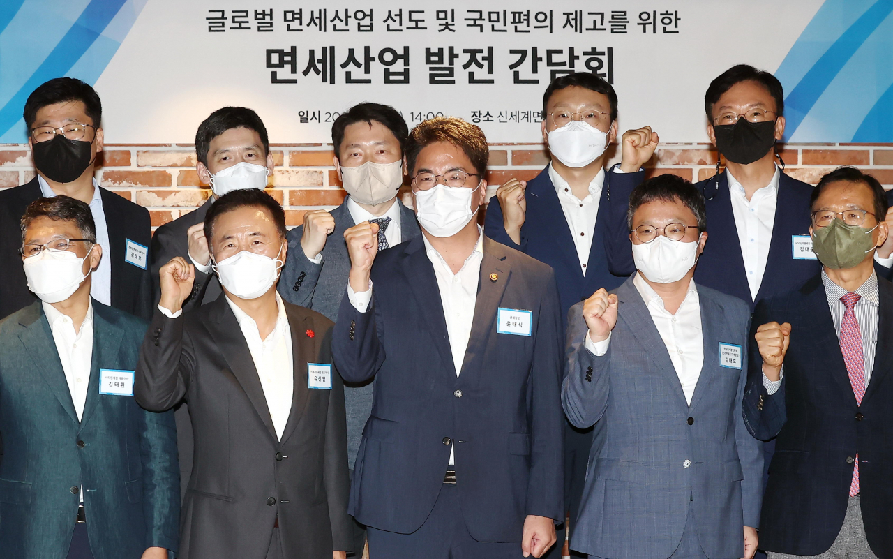14일 오후 서울 중구 신세계백화점 본점에서 열린 '면세산업 발전 간담회'에서 윤태식 관세청장(앞줄 왼쪽 세번째)과 면세점 업계 대표들이 기념촬영을 하고 있다. [연합]