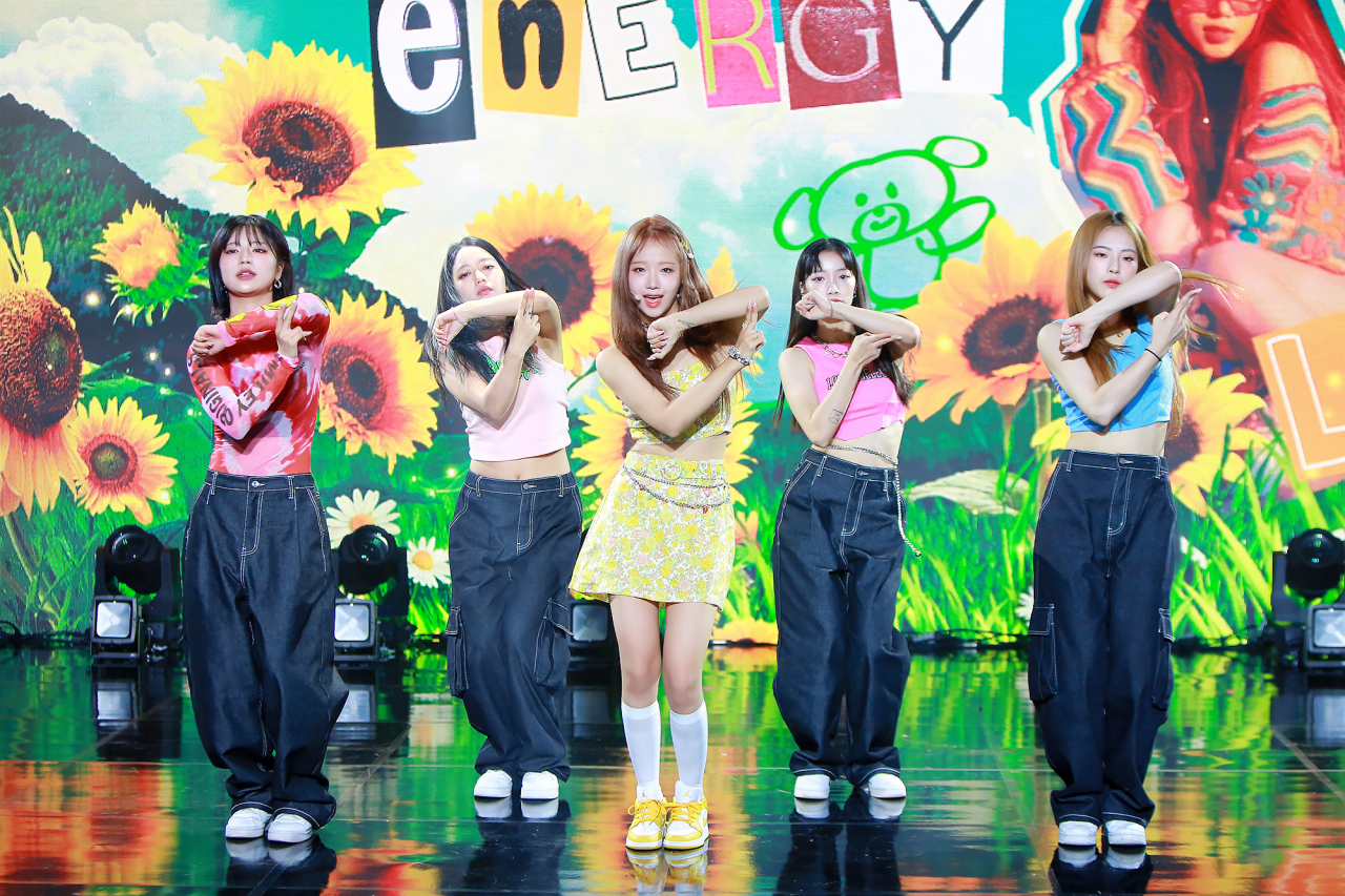 Weki Meki’s Choi Yoo-jung performs onstage during a press showcase event for her solo debut single “Sunflower,” held at Ilchi Art Hall in Gangnam-gu, Seoul, on Wednesday. (Fantagio)