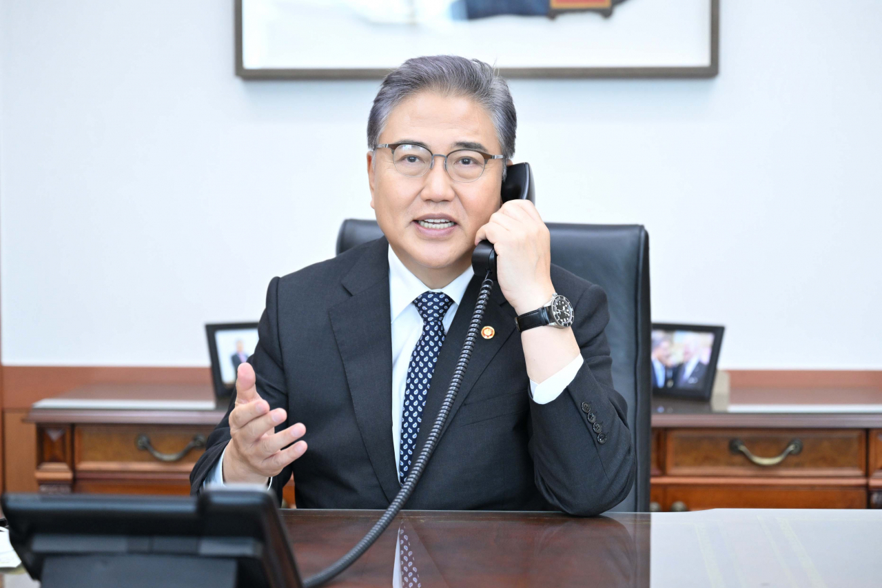 박진 외교부 장관이 14일 라파엘 그로씨 국제원자력기구(IAEA) 사무총장과 통화하고 있다. [외교부 제공]