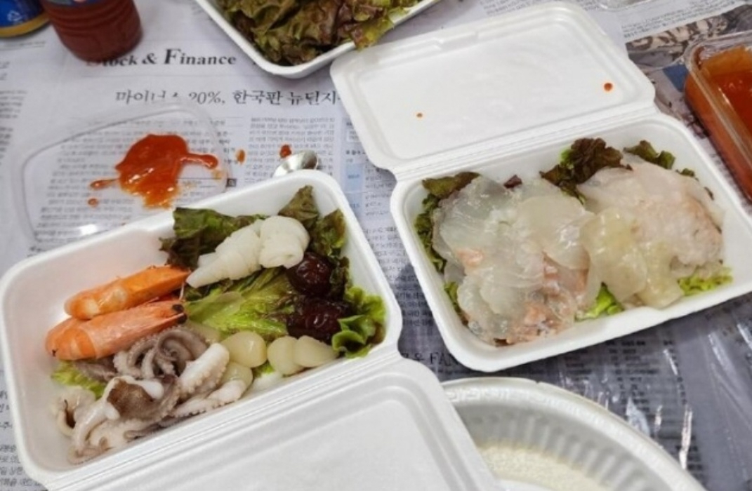 인천 월미도에서 파는 9만원 짜리 회 포장 세트. [온라인 커뮤니티]