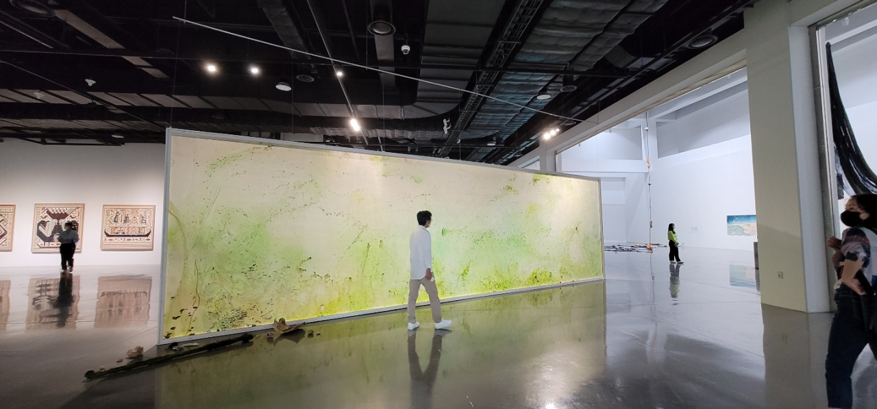 2022부산비엔날레가 개막했다. '물결 위 우리'를 주제로 하는 이번 비엔날레는 부산을 시작으로 인간의 이동, 역사, 땅과 바다로 표현되는 자연과 상호연결에 관해 이야기한다. 전시장에서 관객을 처음 맞는 작업은 물결 가득한 바다다. 알마 헤이킬라의 대형 설치작 . [사진=헤럴드DB]