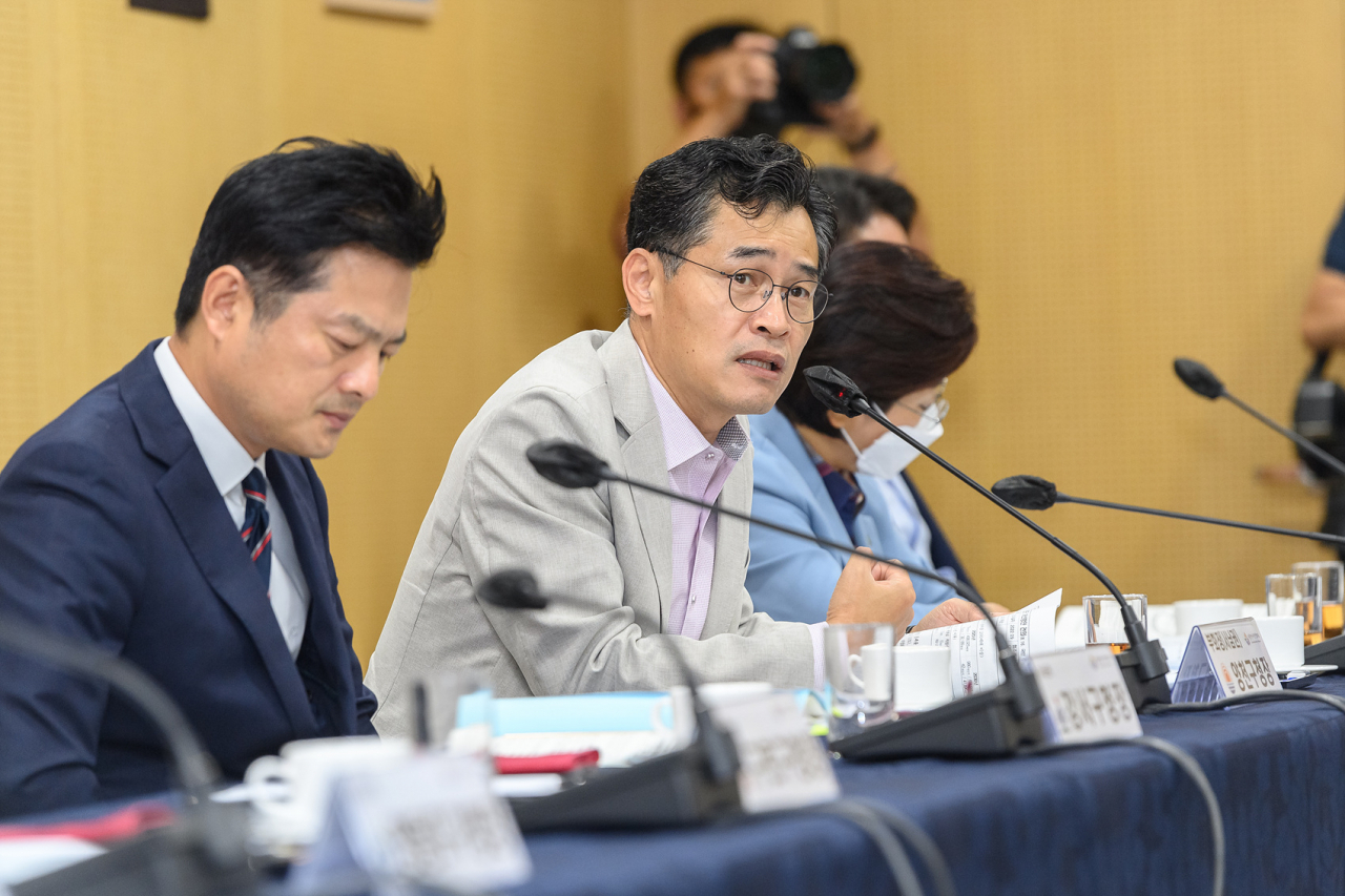 이기재 서울 양천구청장이 14일 서울시구청장협의회에서 안전진단 제도 개선안을 제안 중이다. [양천구 제공]