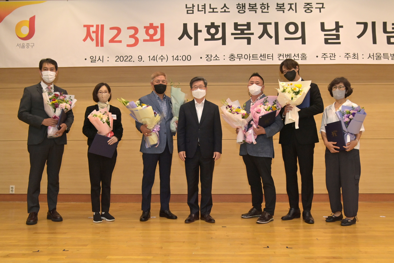 서울 중구 충무아트센터 컨벤션홀에서 14일 개최된 제23회 사회복지의 날 기념 행사에서 김길성 중구청장(가운데)이 사진을 찍고 있다. [서울 중구 제공]