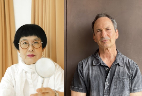 김혜순 시인(왼쪽)과 포레스트 갠더 시인.