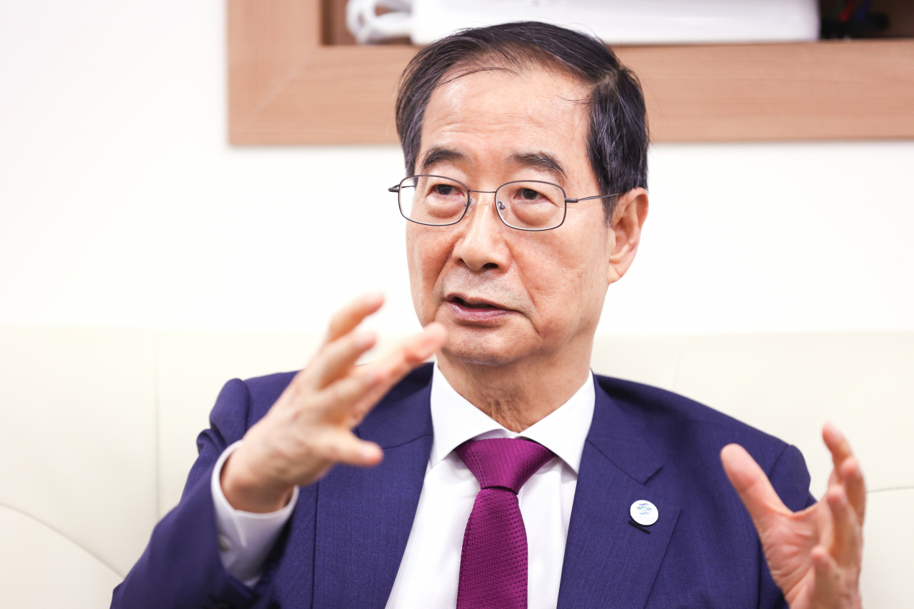 한덕수 국무총리가 13일 정부세종청사에서 열린 출입기자단 간담회에서 질문에 답변하고 있다. [연합]