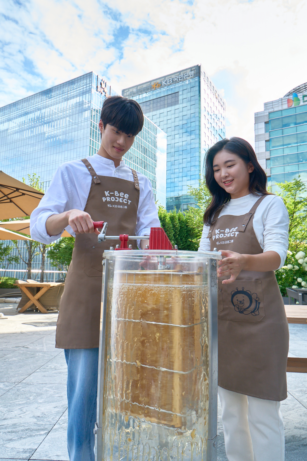 KB금융이 후원하는 황선우 선수와 이예원 선수가 KB국민은행 본점 옥상에 조성된 ‘K-Bee 도시양봉장’에서 올해 첫번째 꿀 수확 행사를 가졌다. [KB금융그룹 제공]