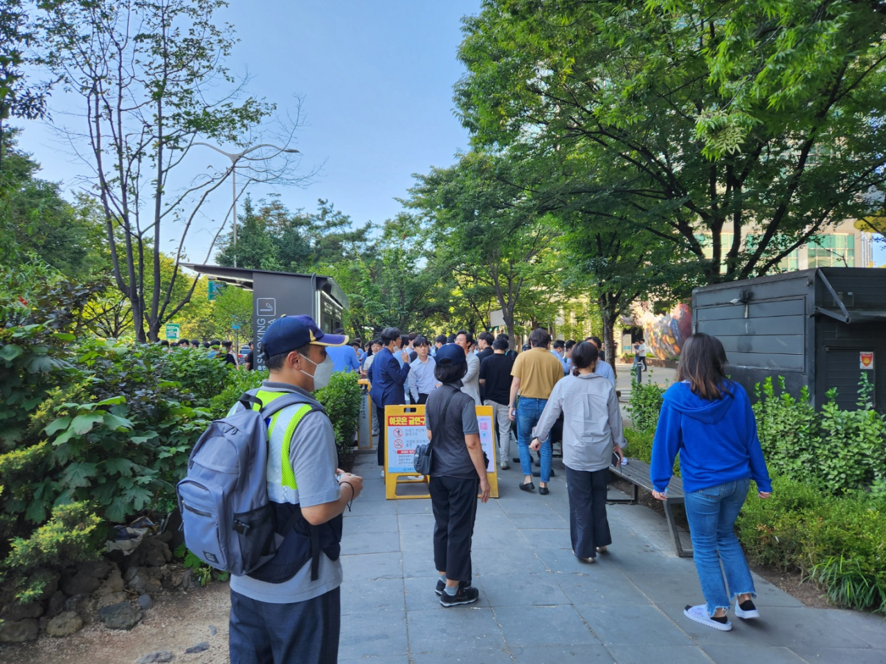 서울 영등포구 여의도 일대의 한 흡연구역에서 영등포구 직원이 흡연자를 흡연구역으로 안내하고 있다. 이영기 기자