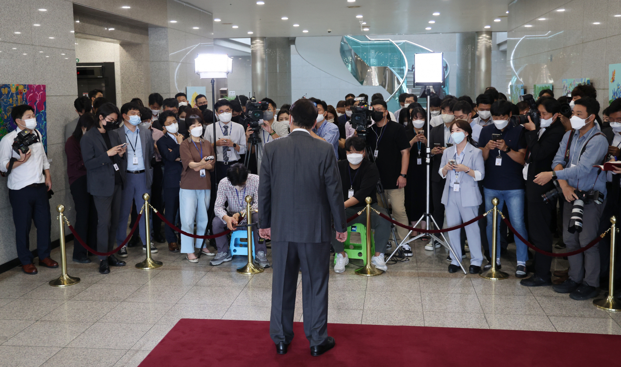 윤석열 대통령이 15일 오전 서울 용산 대통령실 청사로 출근, 문재인 정부 시절 태양광 사업 등과 관련한 취재진의 질문에 답하고 있다. [연합]