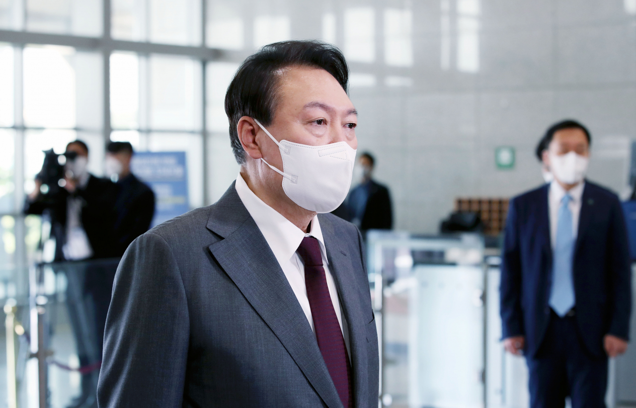 윤석열 대통령이 15일 오전 서울 용산 대통령실 청사로 출근, 취재진의 질문에 답하고 있다. [연합]