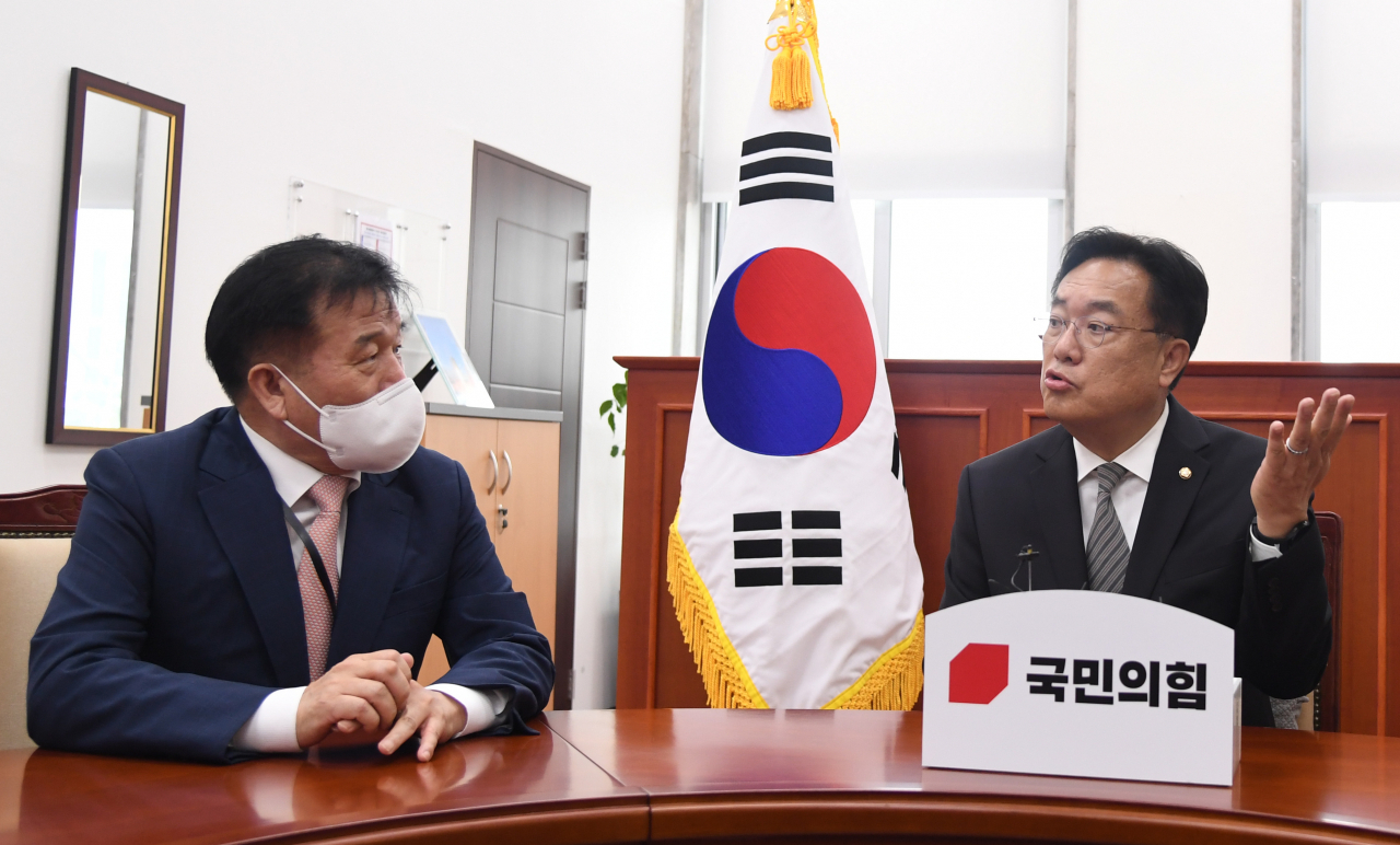 국민의힘 정진석 비상대책위원장(오른쪽)과 이진복 대통령실 정무수석. [연합]