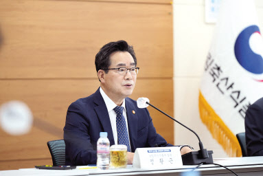정황근 농림축산식품부 장관이 14일 오후 정부세종청사에서 업계·학계 및 농식품부 규제심사위원회 민간위원 등이 참석한 가운데 열린 제1차 농식품 규제개혁 전략회의를 주재하고 있다. [연합]