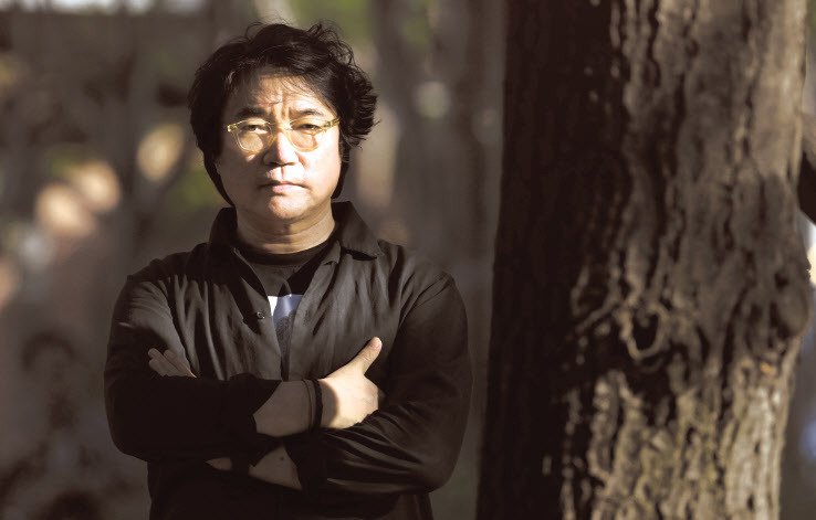 원일 예술감독은 2019년 11월 경기시나위오케스트라에 부임, ‘악단 브랜딩’에 돌입했다. 3년 목표를 두고 그린 ‘큰 그림’을 통해 악단명의 변경과 함께 정체성을 확립하고, 세상 어디에도 없는 국악관현악단의 모습을 지향하며 실험과 도전을 이어갔다. 그는 5개국 유럽투어에 대해 “지난 3년간 추진해온 일의 첫 단추를 낀 것”이라고 말했다. 임세준 기자