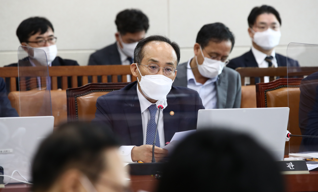 추경호 부총리 겸 기획재정부 장관이 15일 오전 국회에서 열린 기획재정위원회 전체회의에서 의원질의에 답변하고 있다. [연합]