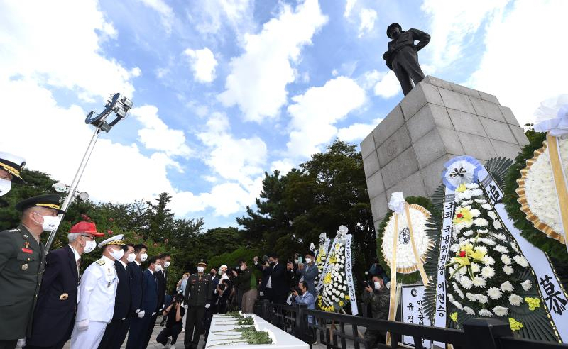 제72주년 인천상륙작전 전승행사가 15일 자유공원에서 열린 가운데 유정복 인천시장을 비롯한 참가자들이 맥아더 장군 동상에 헌화하고 있다.〈인천시 제공〉