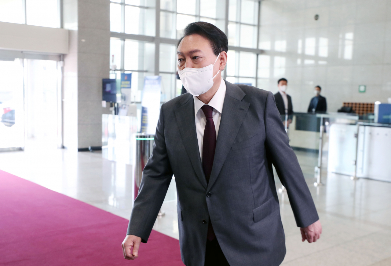 윤석열 대통령이 15일 오전 서울 용산 대통령실 청사로 출근, 기자들과 질의응답을 마친 뒤 집무실로 향하고 있다. [연합]