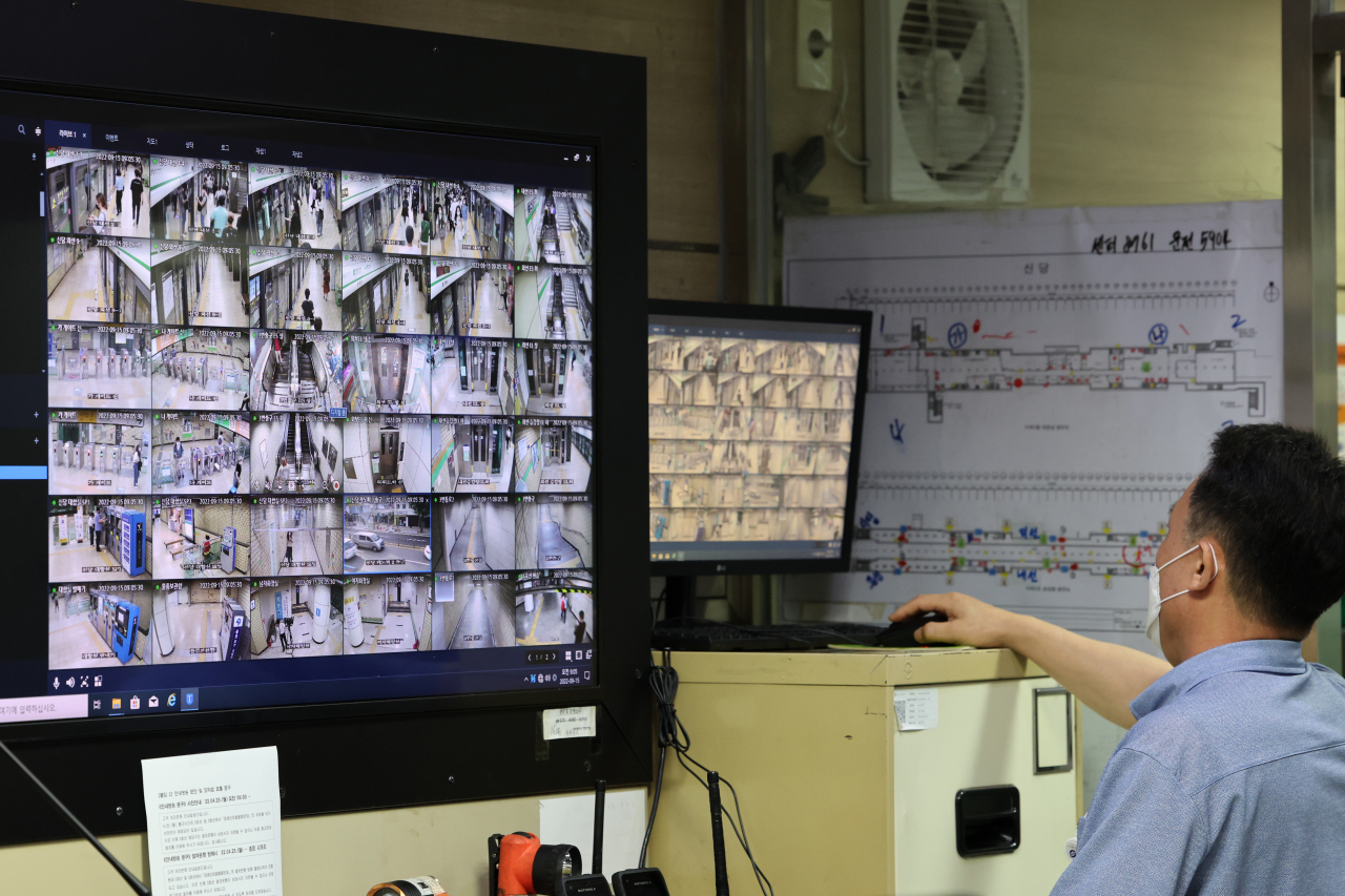 15일 신당역 역무원이 해당 살인사건이 발생한 여자화장실 입구 등 역사 내에 설치된 CCTV 화면을 모니터링하는 모습. [연합]