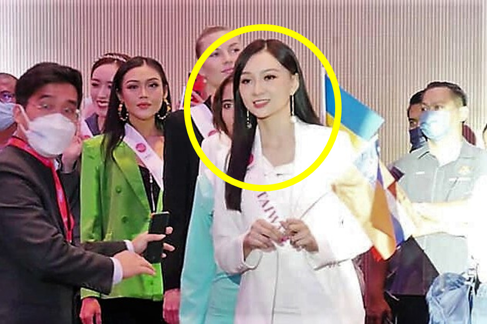 대만 중앙통신사 캡처] 13일 말레이시아 '세계 혁신 기술 회의' 개막식 무대에 오르길 기다리는 '미스 대만' 카오만정(오른쪽에서 두번째) 씨. [대만 중앙통신사 캡처]