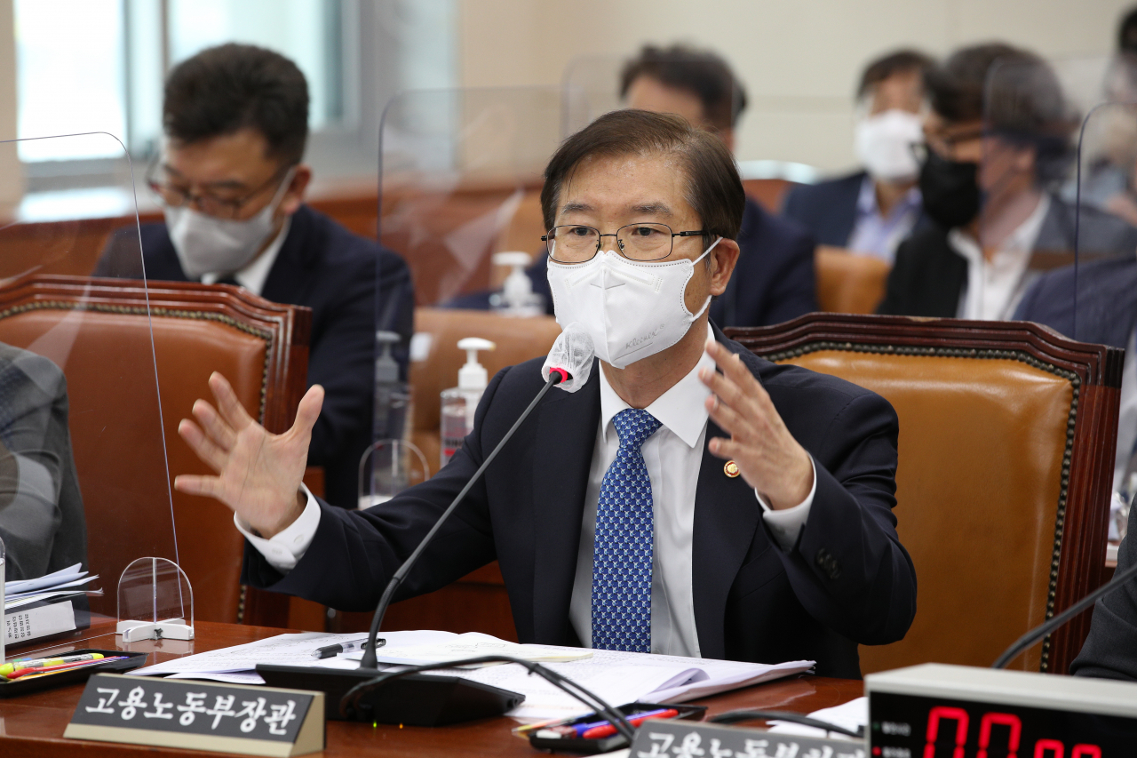 이정식 고용노동부 장관이 15일 오후 국회에서 열린 환경노동위원회 전체회의에서 여야 의원들의 질문에 답하고 있다. [연합]