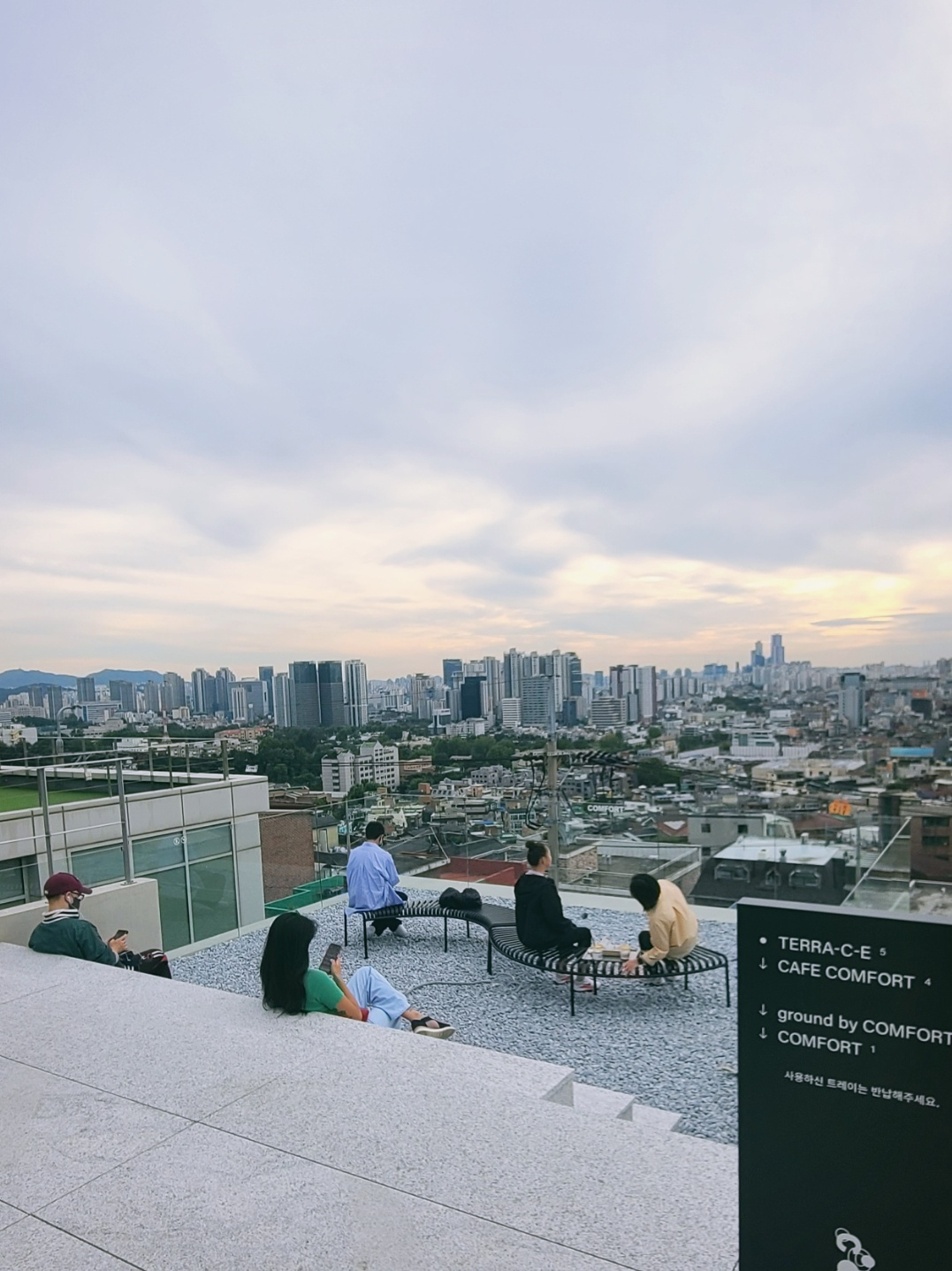 Comfort Seoul's rooftop view of Seoul (Song Seung-hyun/The Korea Herald)