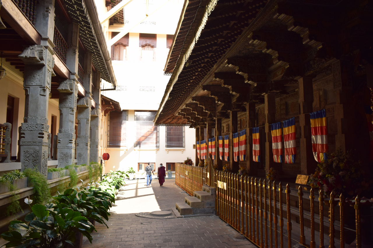 A view leading to the inner shrine of the Temple of the Tooth, in Kandy, March 27 (Kim Hae-yeon/ The Korea Herald) on March 27. (Kim Hae-yeon/ The Korea Herald)