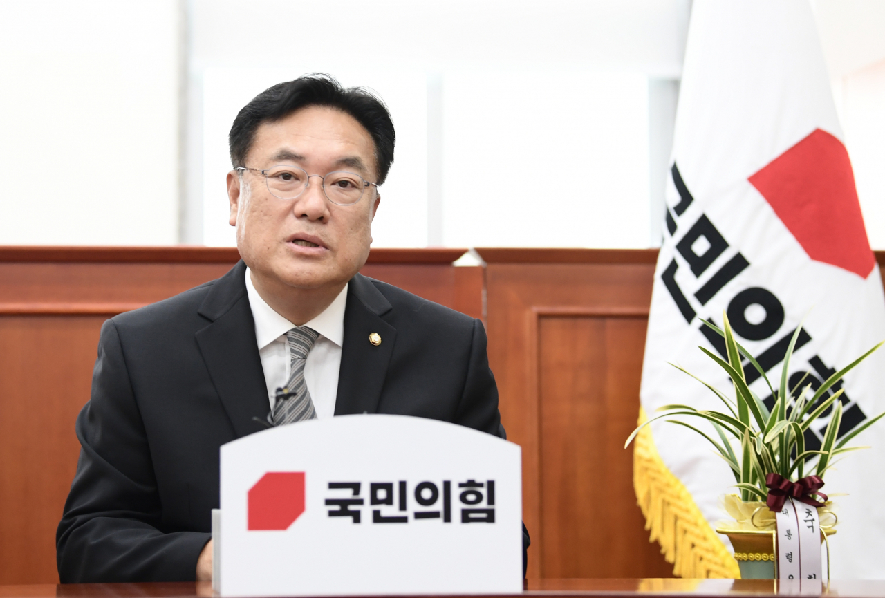 정진석 국민의힘 비상대책위원장(오른쪽)이 14일 오후 서울 여의도 국회에서 이진복 대통령실 정무수석으로부터 윤석열 대통령의 축하 난을 전달받고 환담하고 있다. [연합]