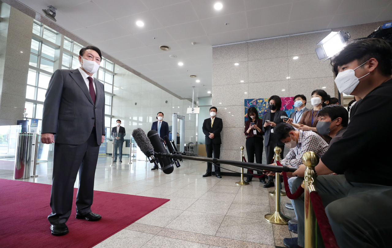 윤석열 대통령이 15일 오전 서울 용산 대통령실 청사로 출근, 취재진의 질문에 답하고 있다. [연합]