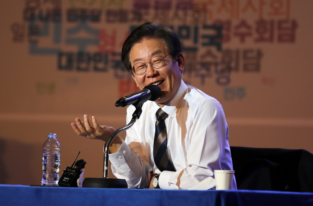 더불어민주당 이재명 대표가 15일 저녁 전북 전주시 완산구 전북도청 야외공연장에서 열린 타운홀 미팅에 참석해 발언하고 있다. [연합]