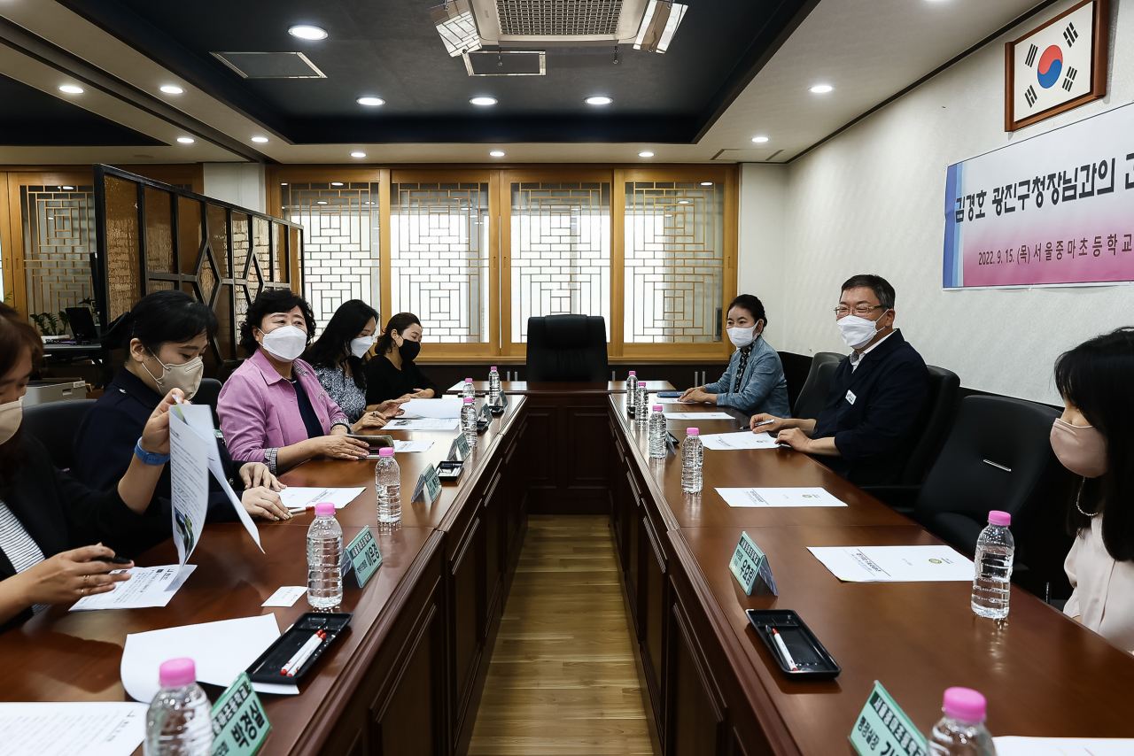 김경호 서울 광진구청장이 15일 중마초등학교를 찾아 학교 관계자의 의견을 듣고 있다. [광진구 제공]