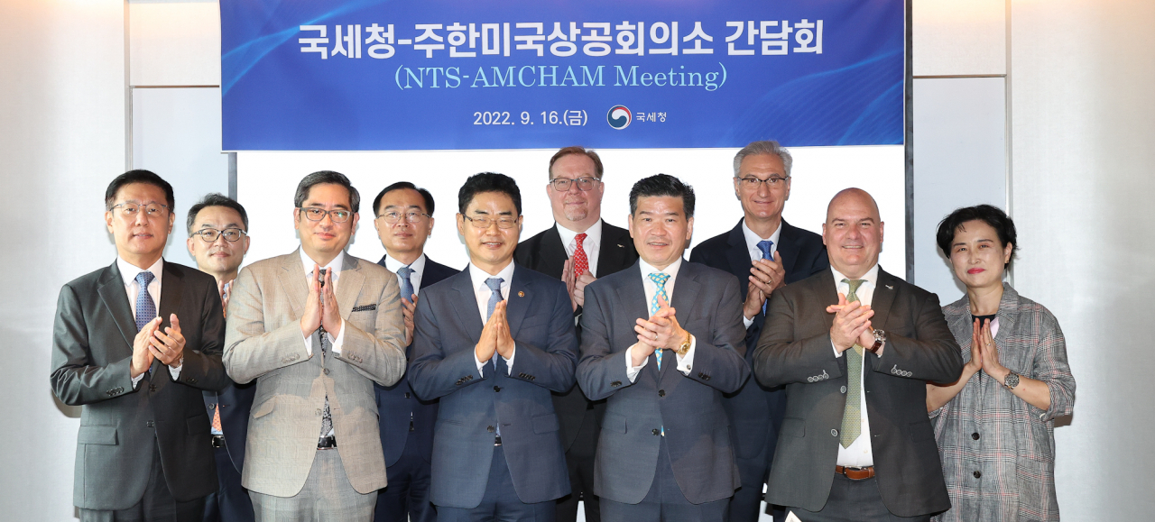 김창기(앞줄 왼쪽 세번째) 국세청장이 16일 서울 중구 더플라자호텔에서 주한미국상공회의소(암참) 간담회에서 기념촬영을 하고 있다. [국세청 제공]