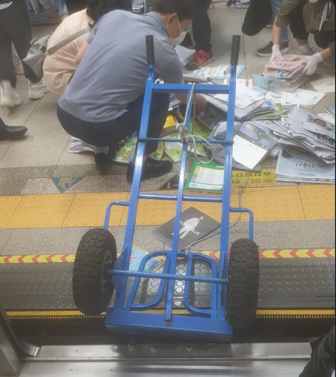 16일 오전 서울 지하철 3호선 압구정역 오금행 방향 열차 승강장에서 손수레가 열차문에 낀 모습. [인터넷 커뮤니티 캡처]