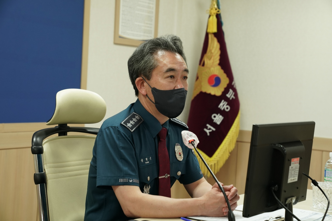 윤희근 경찰청장이 15일 밤 신당역 역무원 살인사건을 수사하는 서울 중부경찰서를 방문해 수사 상황을 보고받고 지시사항을 당부하고 있다. [경찰청 제공]