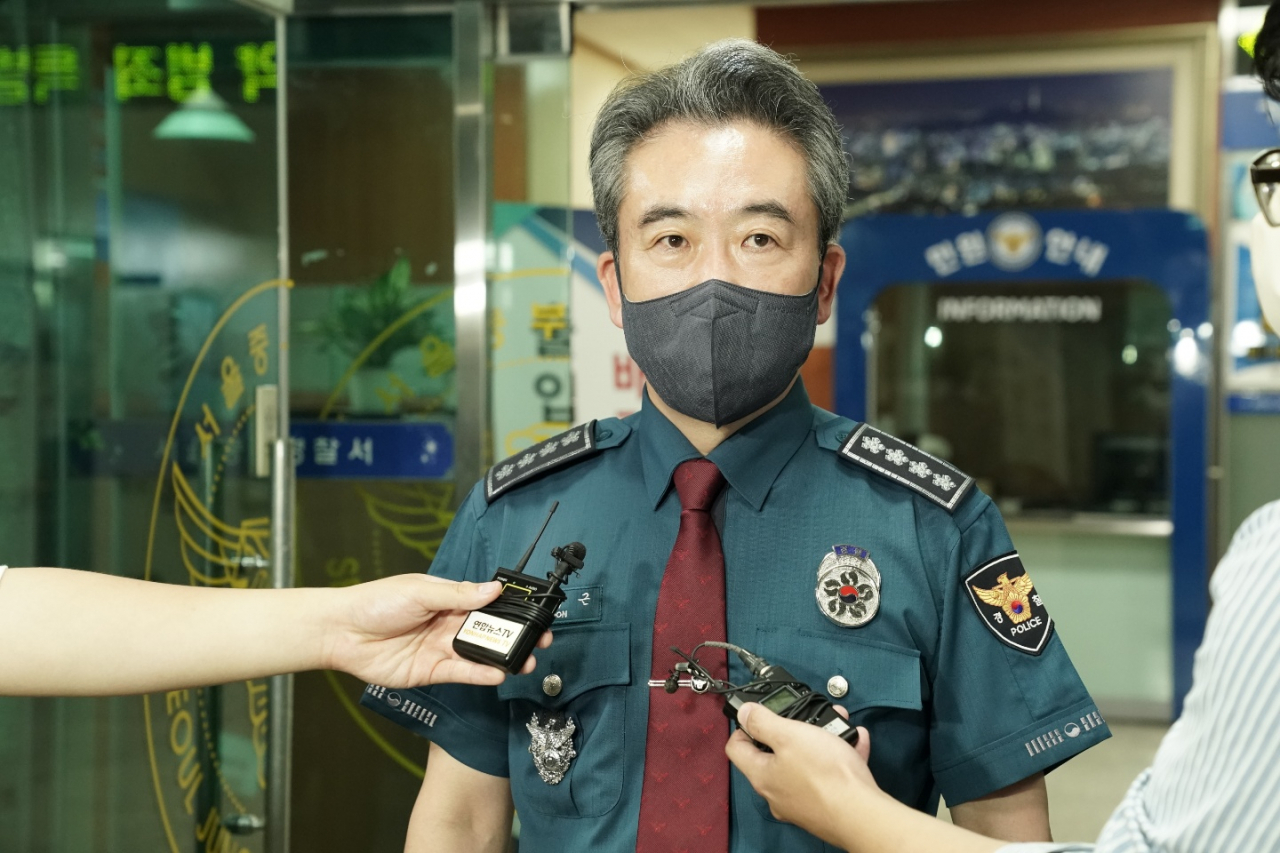 윤희근 경찰청장이 15일 밤 신당역 역무원 살인사건을 수사하는 서울 중부경찰서를 방문해 취재진의 질문에 대답하고 있다. [경찰청 제공]