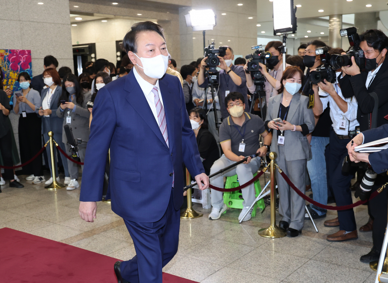 윤석열 대통령이 16일 오전 서울 용산 대통령실 청사로 출근, 출근길 문답을 마친 뒤 집무실로 향하고 있다. [연합]