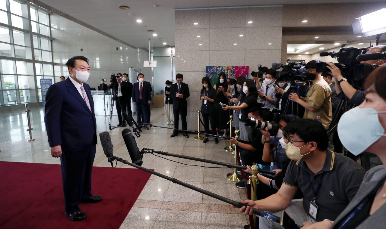 윤석열 대통령이 16일 오전 서울 용산 대통령실 청사로 출근, 취재진의 질문에 답하고 있다. [연합]