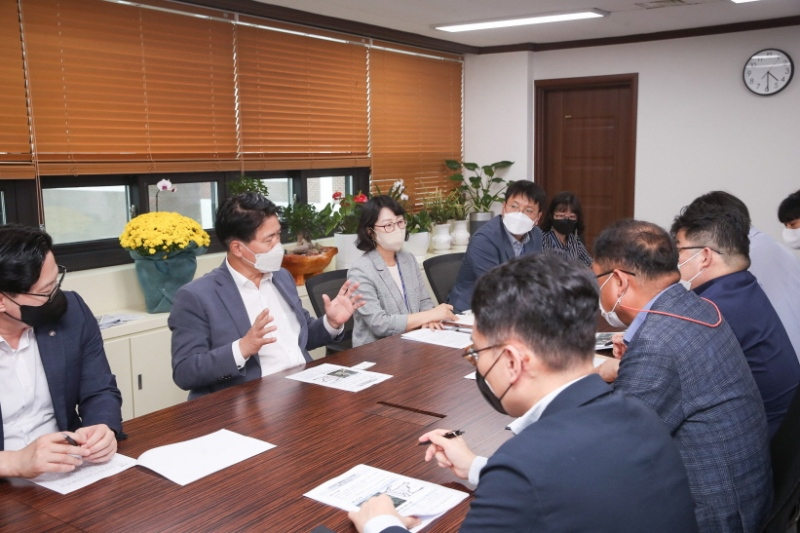 지난 15일 인천시 서구와 한국토지주택공사(LH)가 만나 물류센터 건설 추진에 대해 논의하고 있다.〈인천시 서구 제공〉