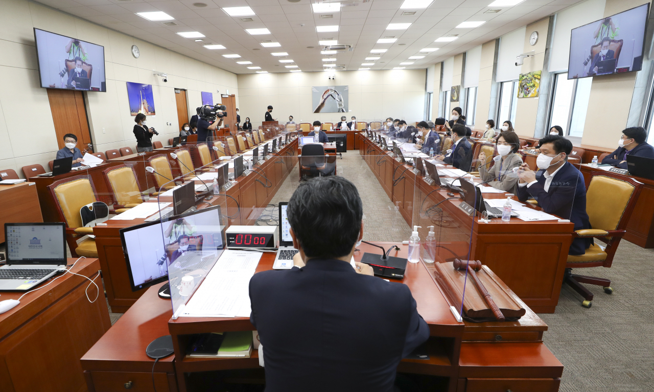 지난 7일 오후 국회에서 열린 과학기술정보방송통신위원회 전체회의가 국민의힘 위원 참여 없이 ‘반쪽’으로 진행되고 있다. [연합]