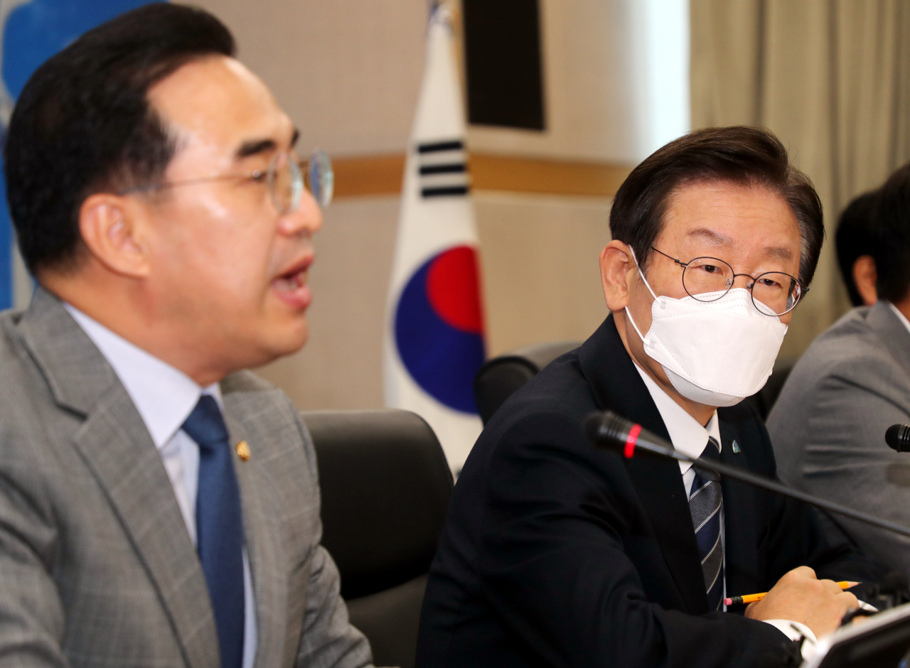 이재명 더불어민주당 대표가 16일 전북도청에서 열린 최고위원회 회의에서 박홍근 원내대표의 발언을 듣고 있다. 이상섭 기자