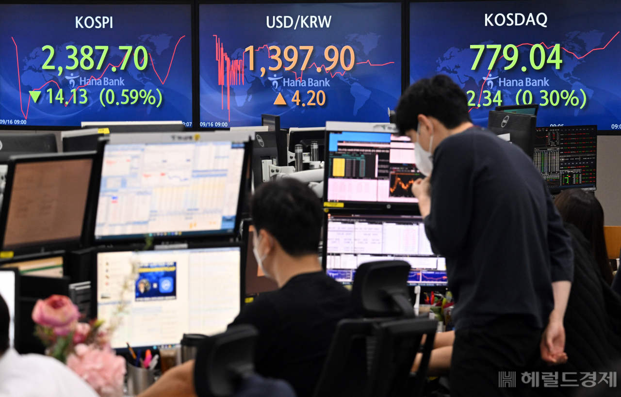 16일 서울 중구 명동 하나은행 딜링룸 전광판에 원달러 환율이 1397원선에서 등락하고 있다. 임세준 기자