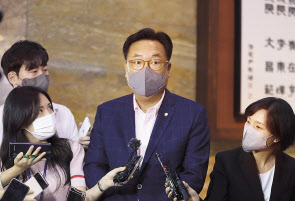 국민의힘 비상대책위원장에 내정된 정진석 국회부의장이 최근 국회로 출근해 기자들의 질문에 답하고 있다. 이상섭 기자