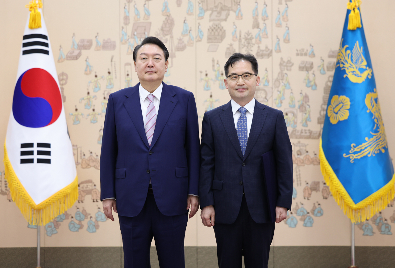 윤석열 대통령이 16일 오전 서울 용산 대통령실 청사에서 한기정 공정거래위원장에게 임명장을 수여한 뒤 기념촬영을 하고 있다. [연합]