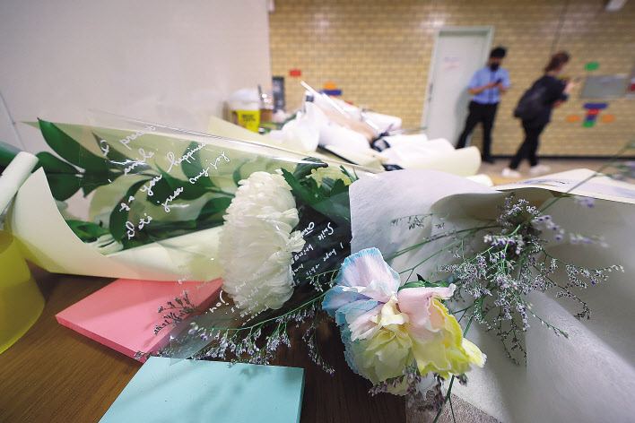 ‘역무원 스토킹 피살 사건’이 발생한 서울 지하철 2호선 신당역 여자화장실 입구에 마련된 추모공간에 16일 오전 국화꽃들이 놓여 있다. [연합]