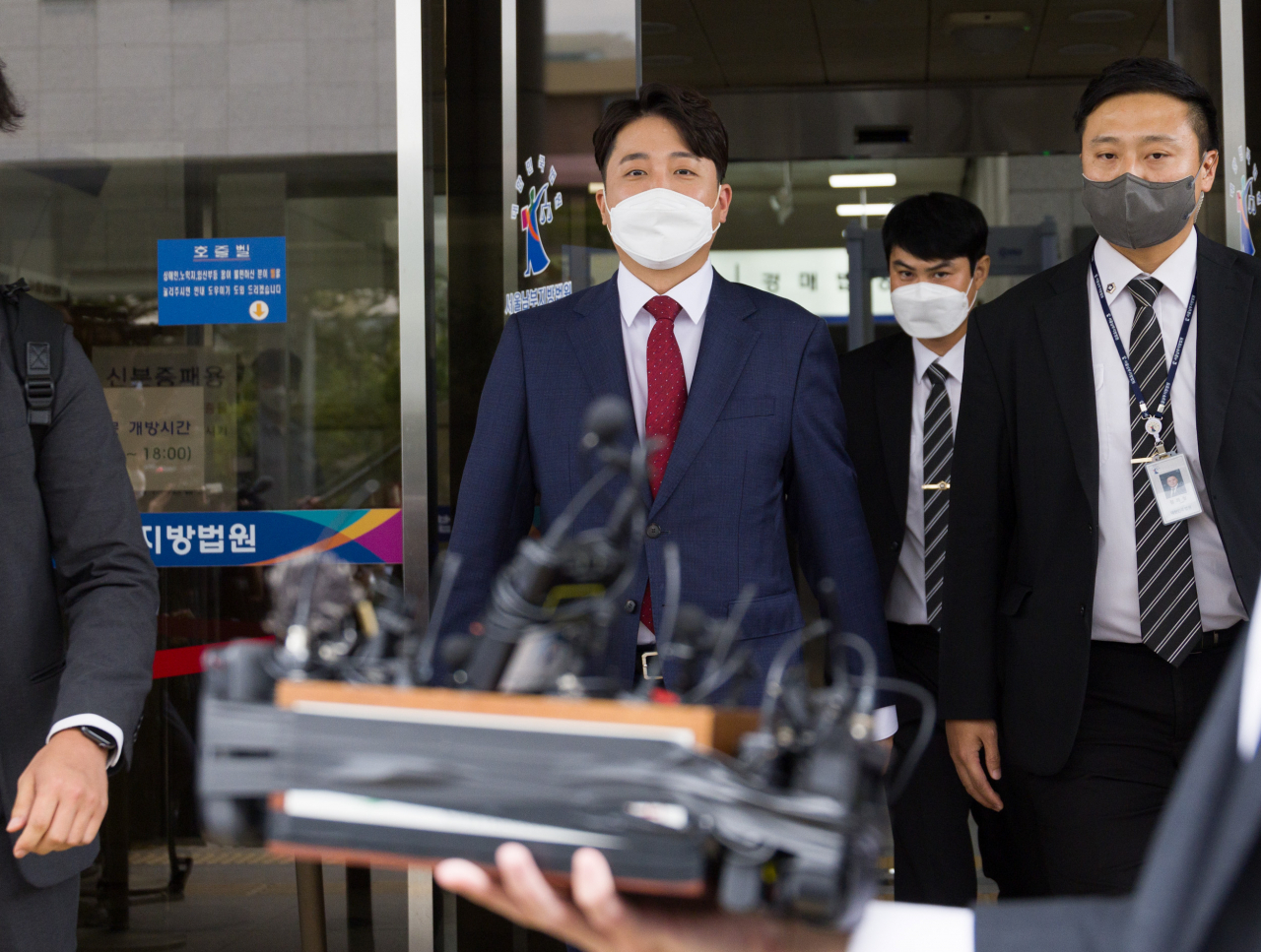 국민의힘 이준석 전 대표가 14일 오전 서울 양천구 서울남부지방법원에서 열린 국민의힘 당헌 효력 정지 가처분 심문을 마친 뒤 법원을 나서고 있다. [연합]