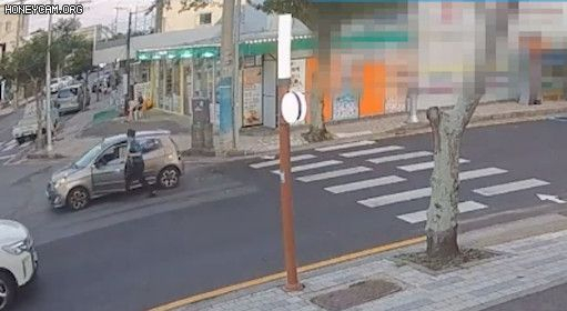 8월 24일 제주 서귀포시 표선파출소 앞에서 운전자 없이 차 한 대가 내려오자 경찰이 재빨리 차량에 올라타고 있다. [제주경찰청]